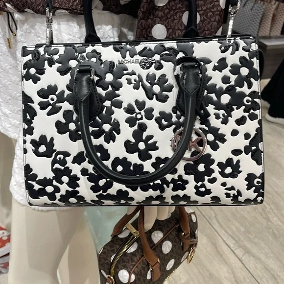 Michael Kors Sheila Medium Sequined Floral Print CZ Satchel
Black
NWT - Picture 11 of 16